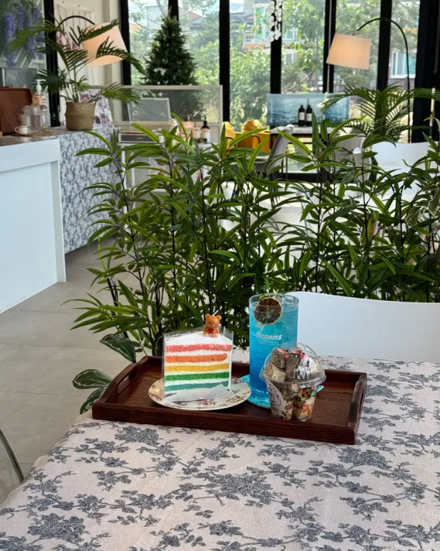 케이크와 음료가 놓인 테이블