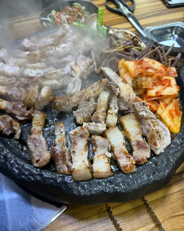 숯불 위에서 노릇하게 익어가는 명란 숙성 오겹살