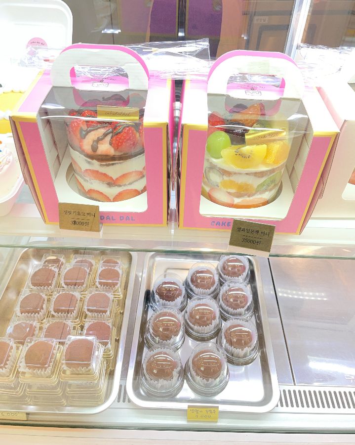쇼케이스 안의 다양한 디저트