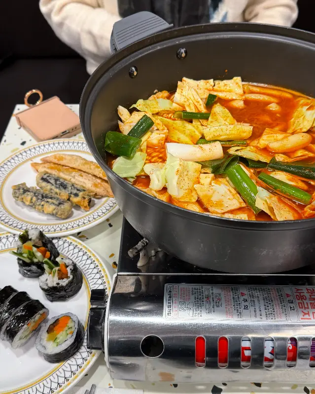 푸짐한 떡볶이 한 상 차림
