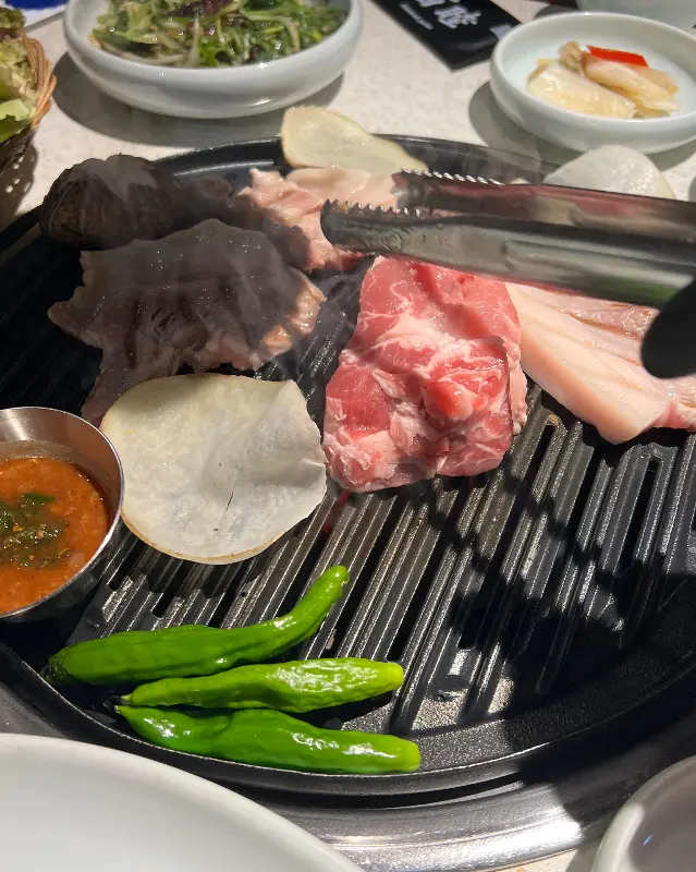 전문가의 손길로 구워지는 흑돼지