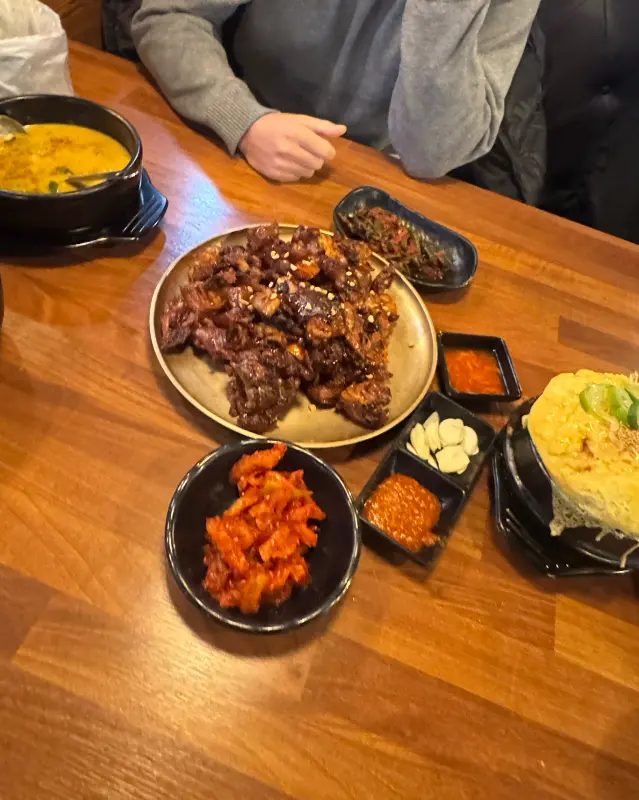 푸짐하게 차려진 테이블