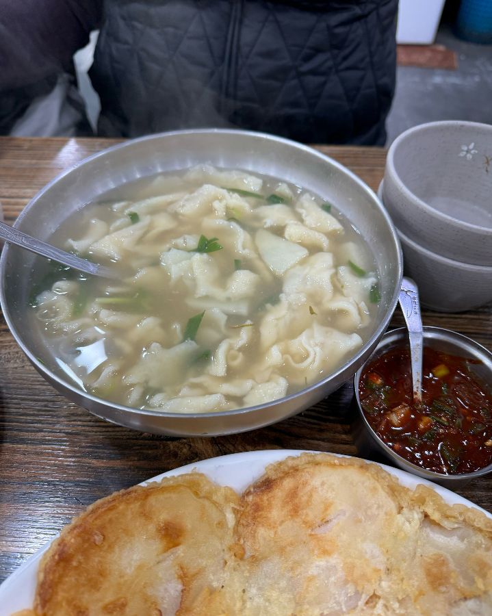 칼제비와 감자전의 조화