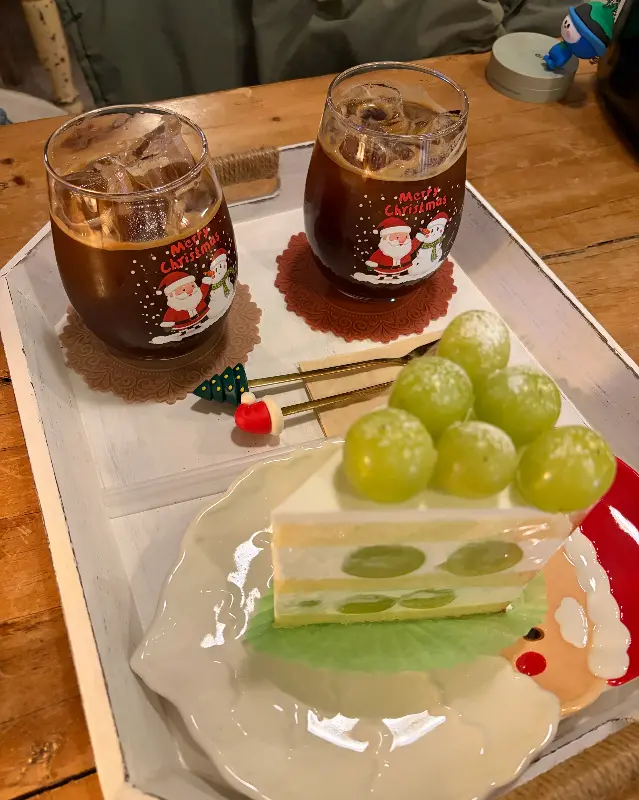크리스마스 장식이 더해진 음료와 디저트