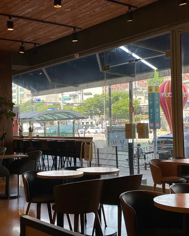 카페 내부 인테리어