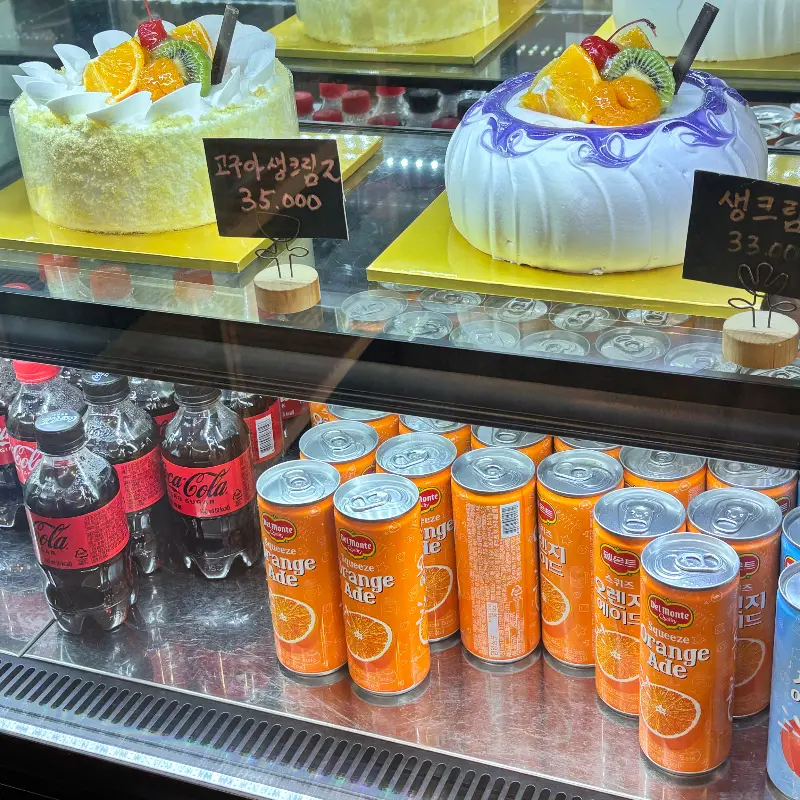 다품종 베이커리의 쇼케이스 내부 모습