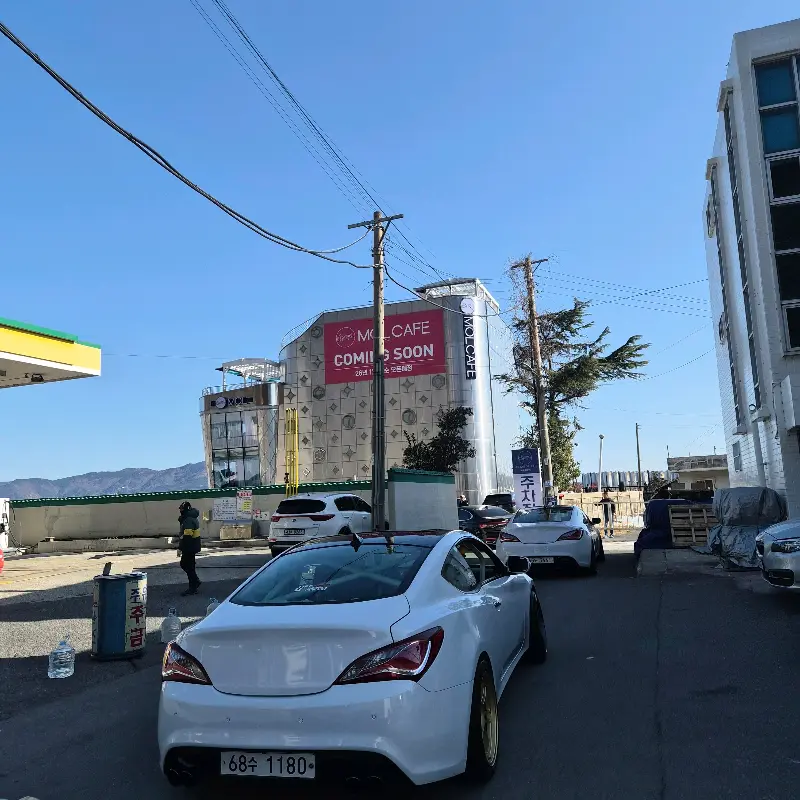 엠오엘 카페 주차장