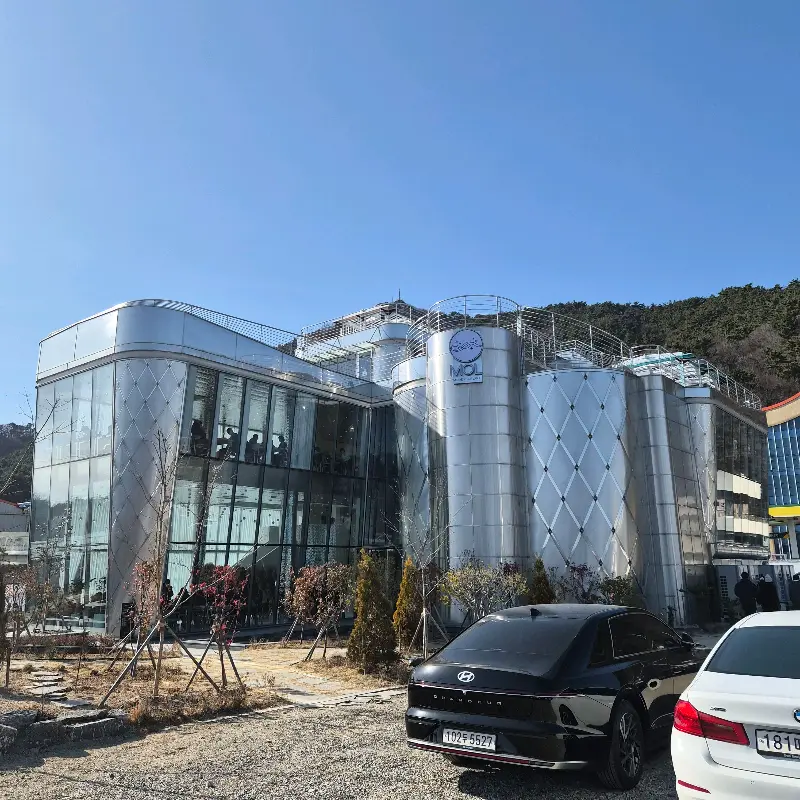 엠오엘 카페 내부 좌석