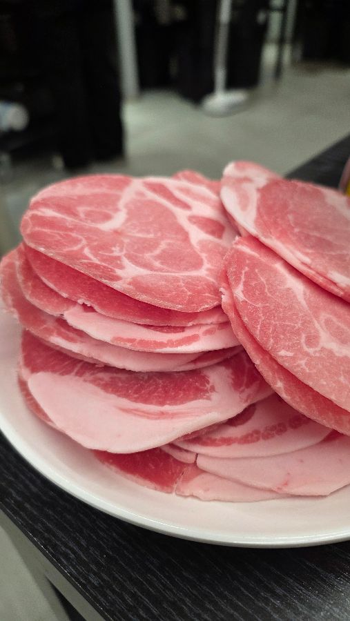접시에 담겨 나온 얇은 삼겹살