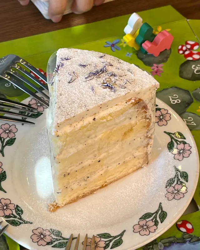 정갈하게 담긴 케이크