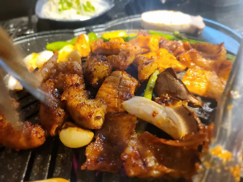 구워지고 있는 곱창과 특양