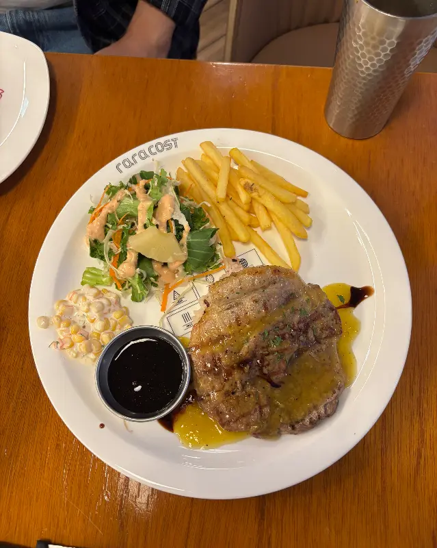 스테이크와 샐러드