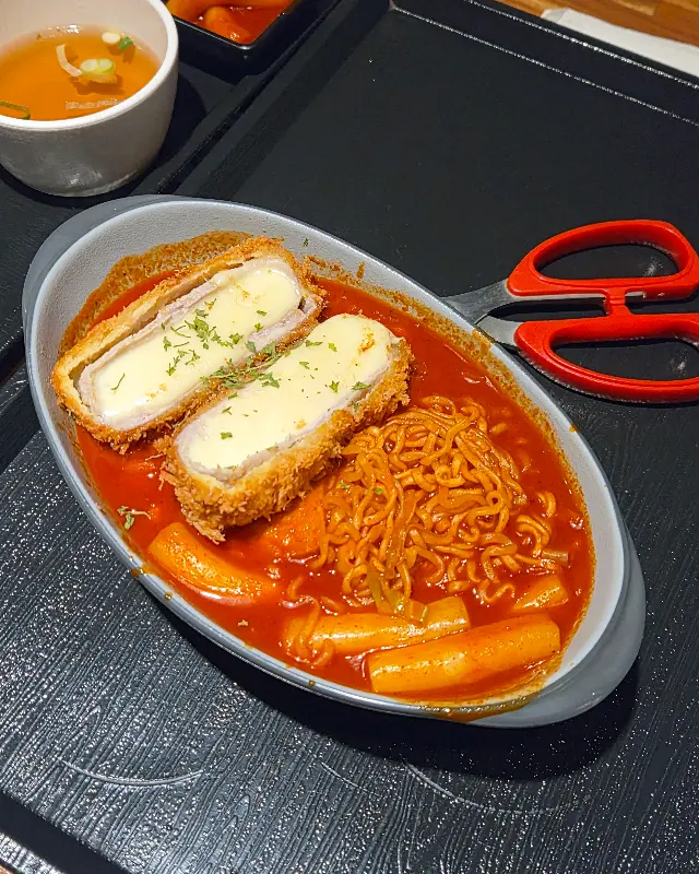 라볶이 위에 올려진 치즈 돈까스