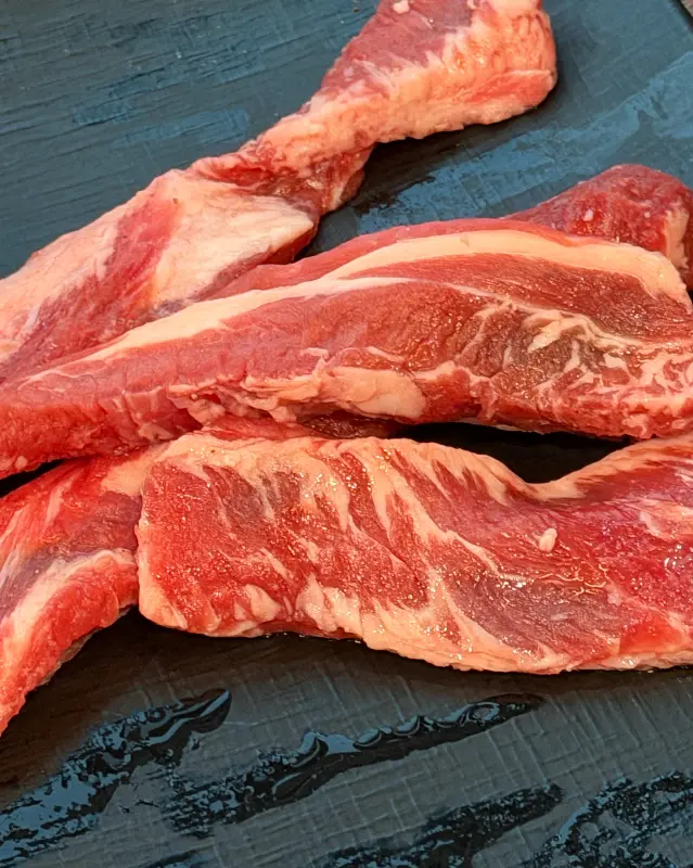 다양한 밑반찬이 가득한 테이블