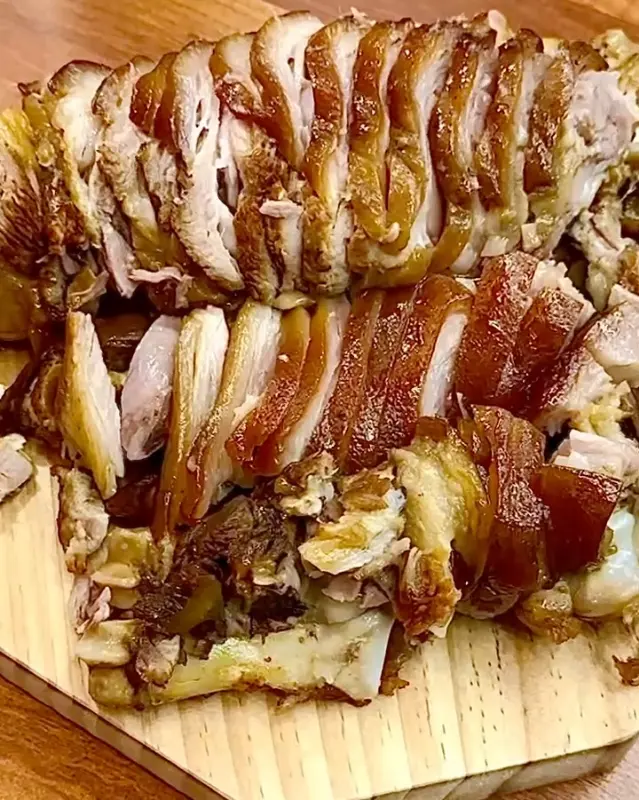 푸짐하게 쌓인 족발의 자태