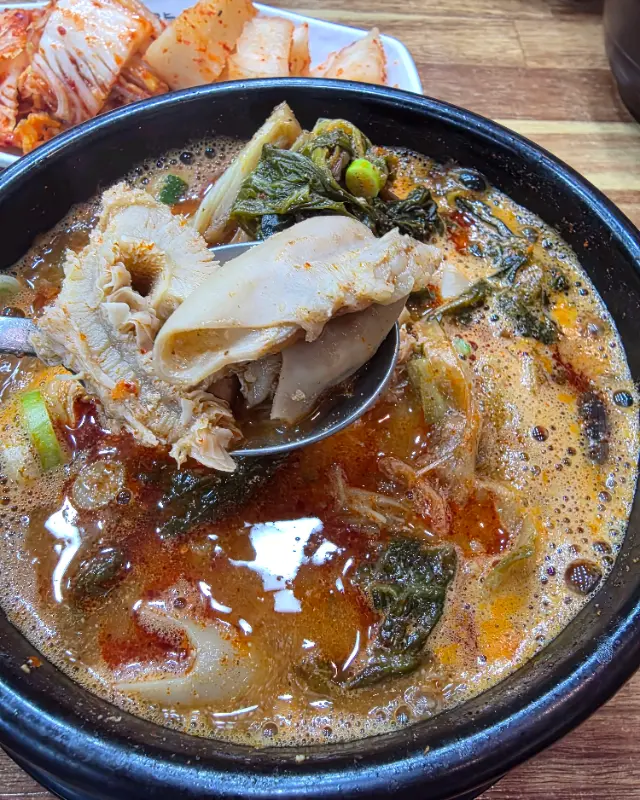 뚝배기에 담겨 나온 내장탕