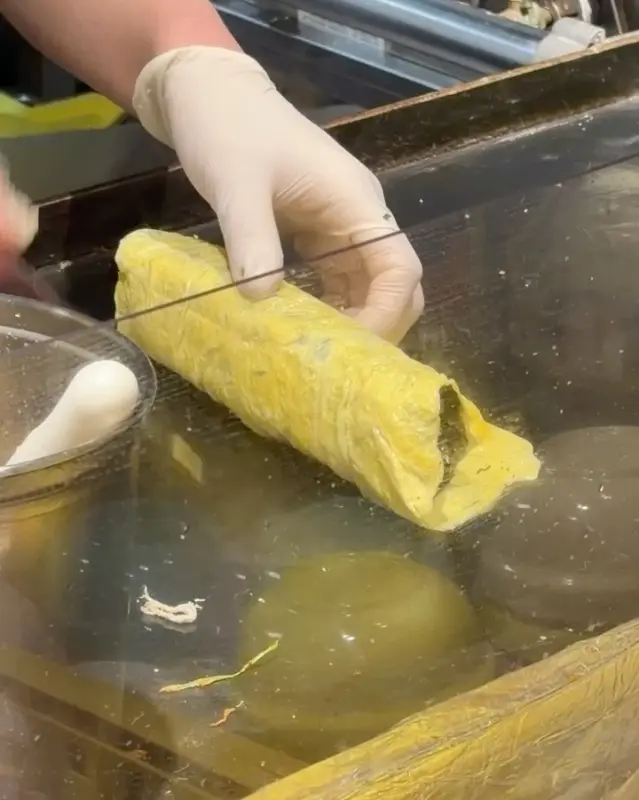 계란 지단으로 김밥을 감싸는 모습