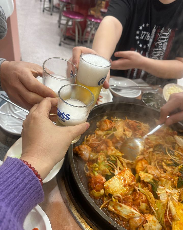 맥주잔을 부딪히는 모습