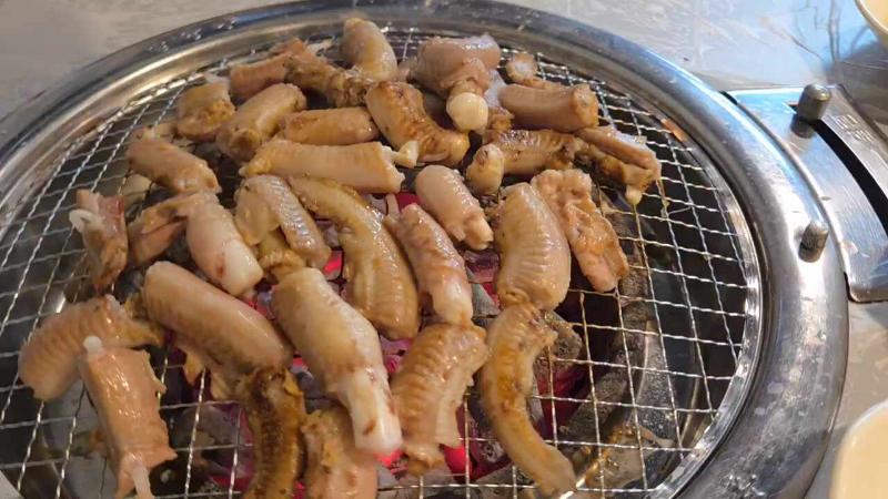 숯불 위에서 구워지고 있는 꼼장어