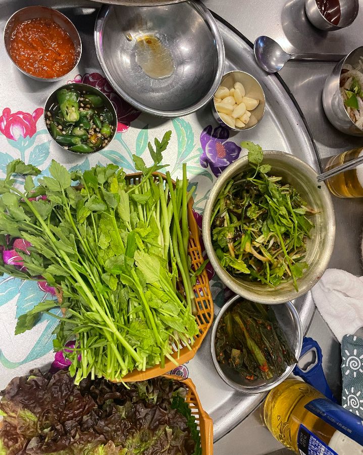 다양한 쌈 채소와 밑반찬