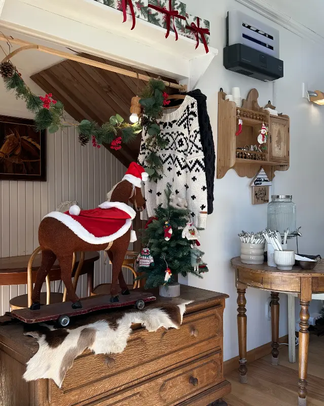 크리스마스 장식으로 꾸며진 실내 인테리어