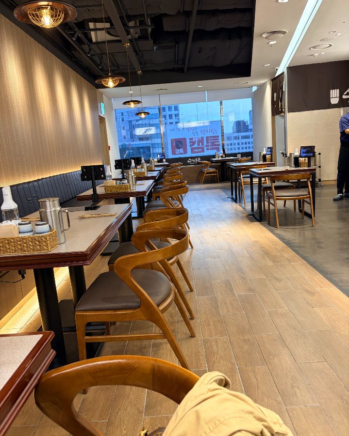 깔끔하고 넓은 매장 내부. 테이블 간 간격이 넓어 편안하게 식사를 즐길 수 있다.