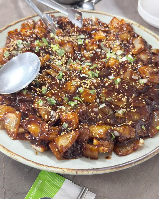 쟁반에 가득 담겨 나온 대구뽈찜