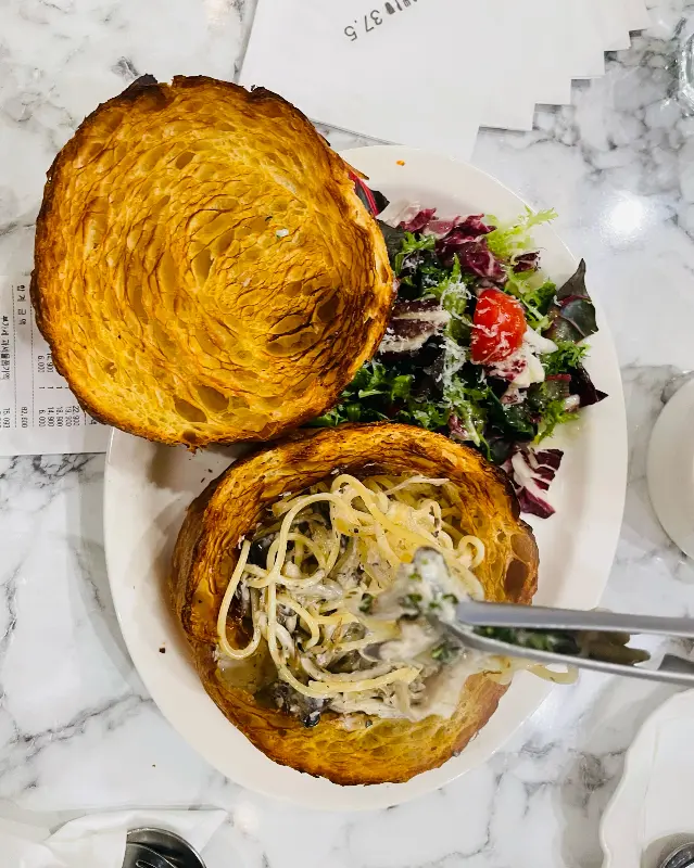 빵 속에 담겨 나오는 특별한 파스타