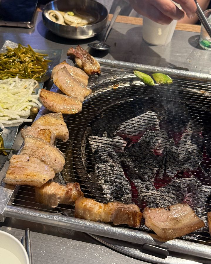 숯불 위에서 익어가는 돈멜의 돼지고기