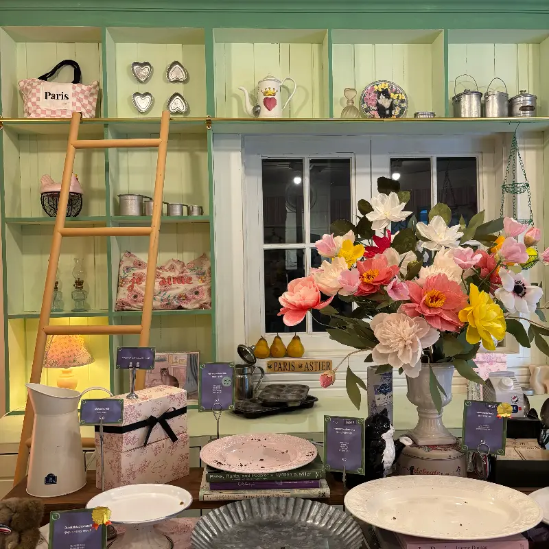 아기자기한 소품과 핑크색 벽면이 돋보이는 인테리어