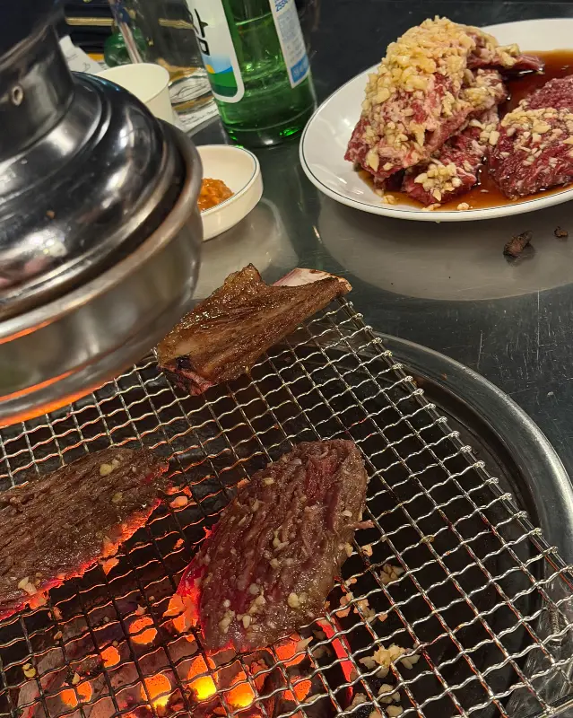 불판 위에서 익어가는 마늘 갈비살