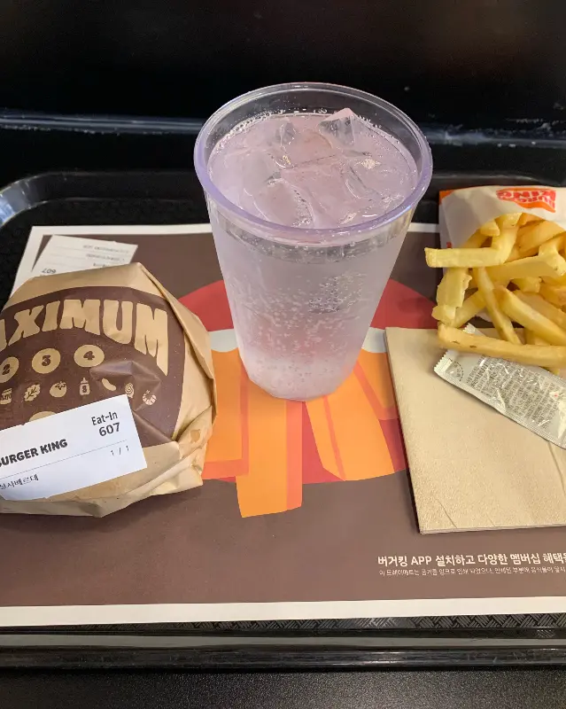 쟁반 위에 놓인 햄버거 세트