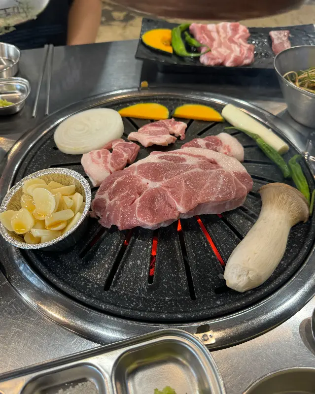 다양한 곁들임 채소와 워터에이징 돼지고기