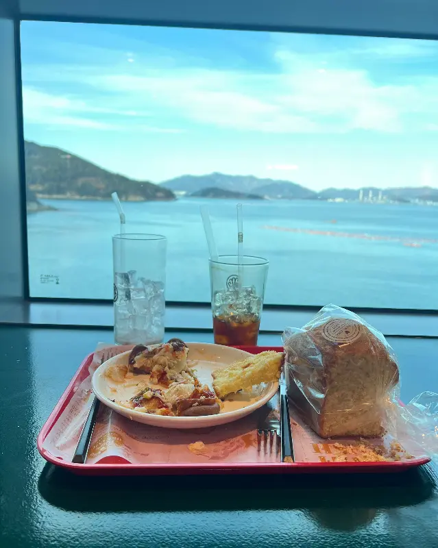 커피와 빵, 그리고 아름다운 바다 뷰