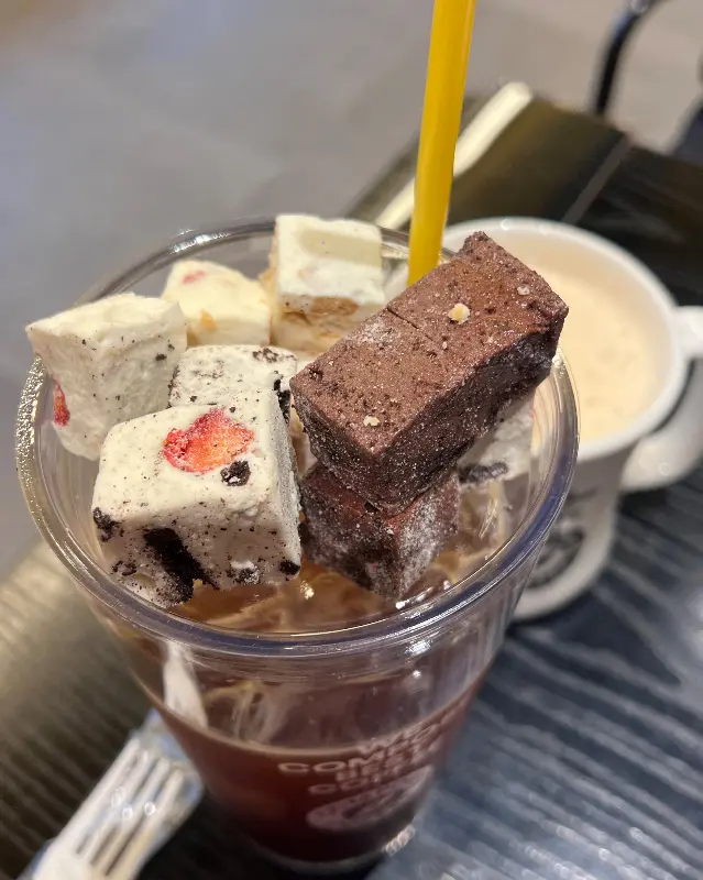 독특한 비주얼의 음료