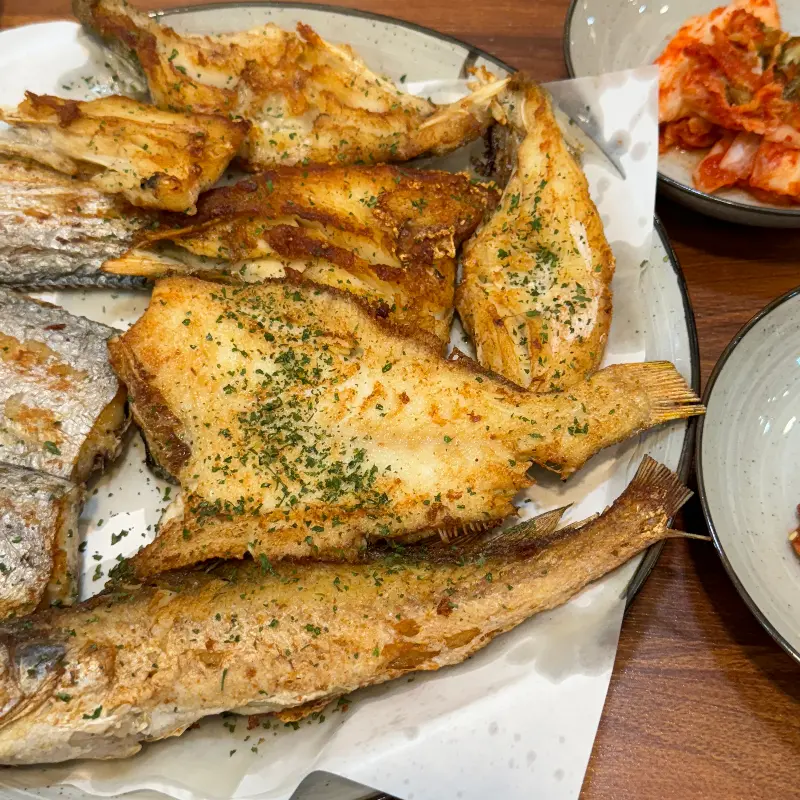 겉은 바삭하고 속은 촉촉하게 구워진 다양한 종류의 생선구이