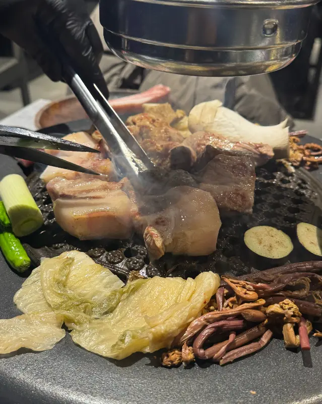 직원분이 직접 구워주는 흑돼지