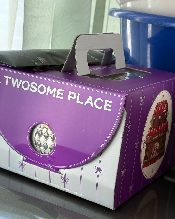 투썸플레이스의 케이크 포장 상자