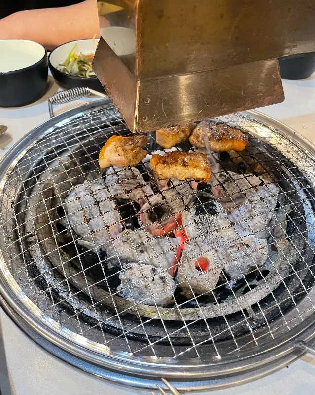 숯불 위에서 맛있게 익어가는 고기