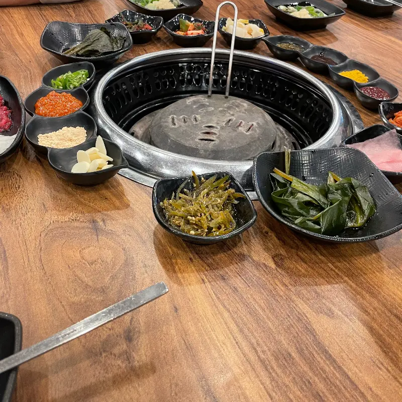 숯불 위에서 익어가는 고기