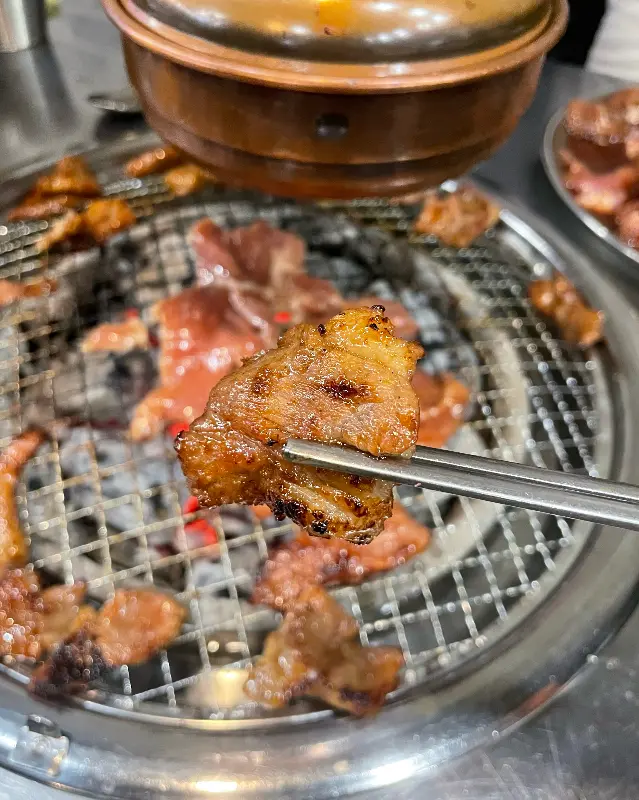 노릇하게 구워진 돼지갈비