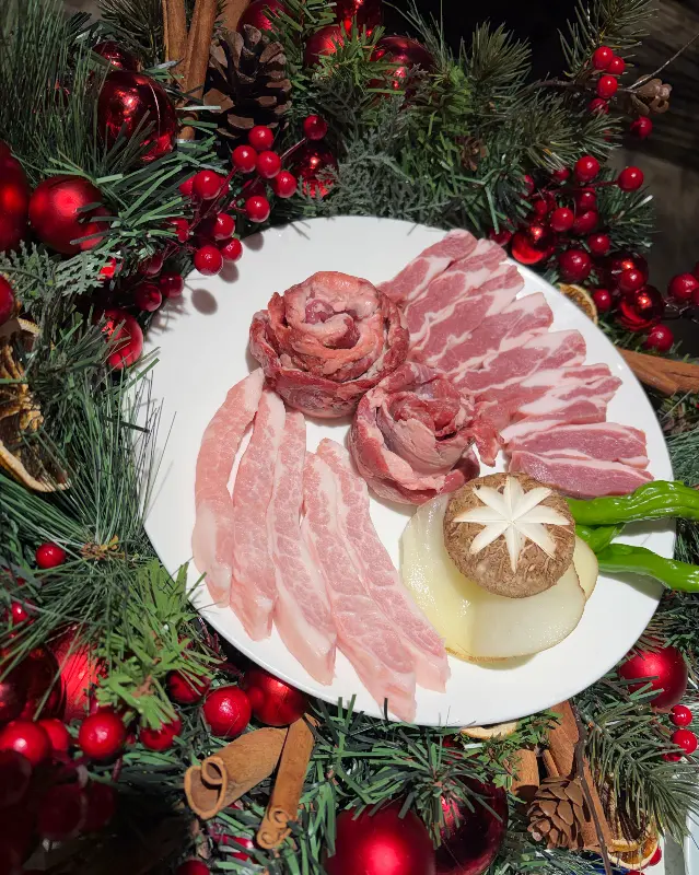 크리스마스 분위기가 물씬 풍기는 흑돼지 플레이팅