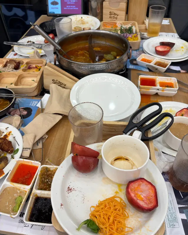 식사를 마친 테이블의 모습