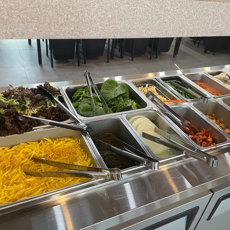 다양한 채소가 준비된 샐러드바