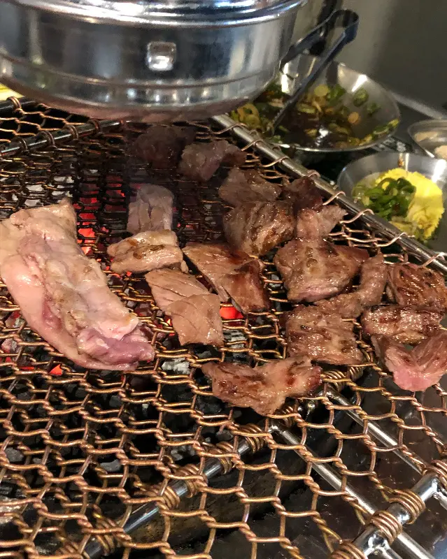 불판 위에서 익어가는 갈매기살과 마늘