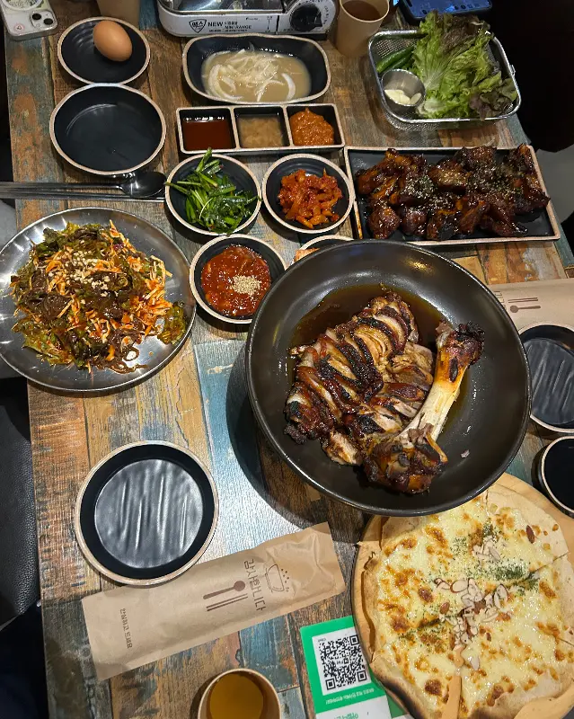 족발, 순두부찌개, 쟁반국수, 고르곤졸라 피자까지 푸짐한 한 상
