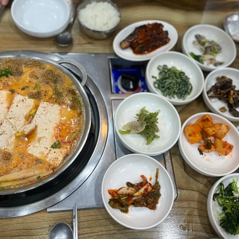 놋그릇에 담겨 정갈함을 더한 반찬들