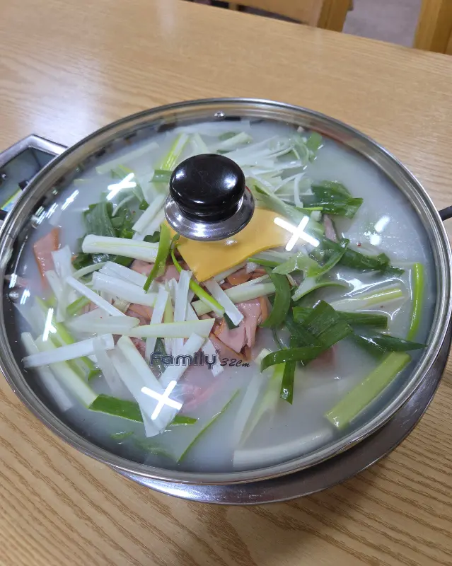 뚜껑 덮인 부대찌개