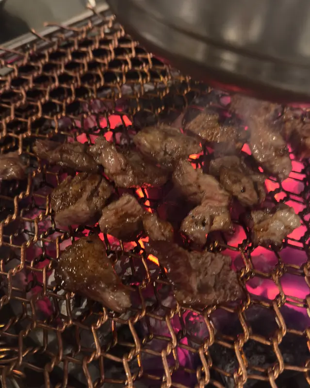 숯불 위에서 맛있게 구워지고 있는 갈매기살