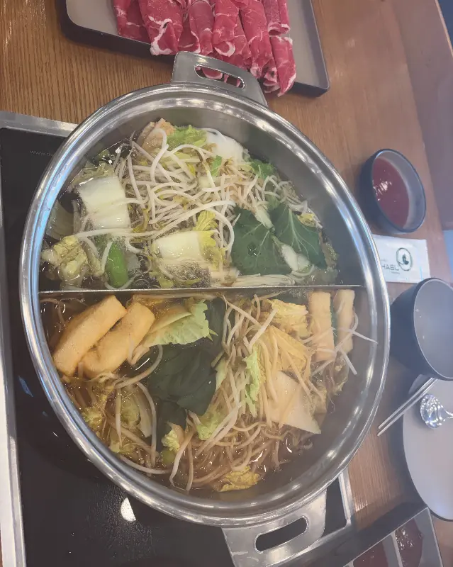 반반 육수에 야채와 고기를 넣어 끓인 샤브샤브